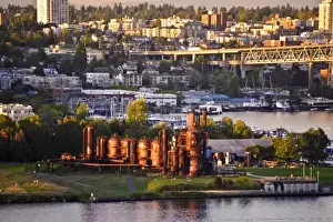 Images Dated 15th September 2009: USA, Washington, Seattle. Mt. Rainier looms large over downtown Seattle on Lake Union