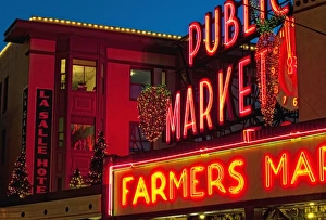 USA, Washington, Seattle, Pike Place Market. Christmas at the Pike Place Market in Seattle