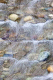 Images Dated 25th December 2010: USA, Washington. Small rocky stream