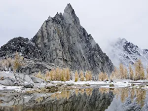 Images Dated 26th July 2019: USA, Washington State. Alpine Lakes Wilderness, Enchantment Lakes, Prusik Peak, snow