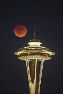 Images Dated 27th September 2015: USA, Washington State. Blood moon (lunar eclipse) rises over Seattle Space Needle
