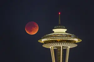 Images Dated 27th September 2015: USA, Washington State. Blood moon (lunar eclipse) rises over Seattle Space Needle