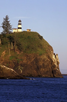 Images Dated 7th March 2005: USA, Washington State, Fort Canby State Park. Cape Disappointment Lighthouse in the