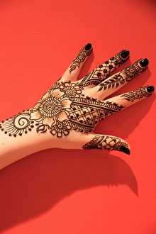 Images Dated 2nd March 2024: USA, Washington State. Indian Mehendi celebration. Henna application and rituals