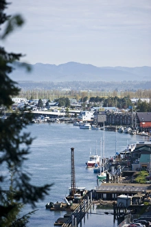 Images Dated 6th April 2007: USA, Washington State, La Conner. View of La Conner and the Cascades