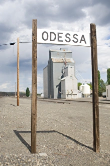Images Dated 25th May 2008: USA, Washington State, Lincoln County, Odessa. Grain elevators and silos by the railroad