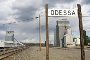 USA, Washington State, Lincoln County, Odessa. Grain elevators and silos by the railroad