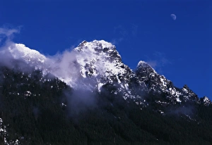 Images Dated 15th February 2013: USA, Washington State, Mount Baker-Snoqualmie National Forest, Moon over Cascade