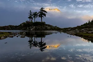 USA, Washington State. Mt Baker reflects in Park Butte Lake