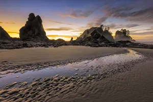 Images Dated 20th November 2018: USA, Washington State, Olympic National Park. Sunrise on coast beach and rocks. Credit as