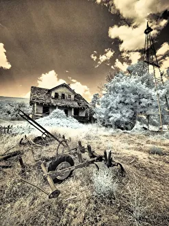 Images Dated 13th September 2021: USA, Washington State, Palouse. Abandoned old homestead