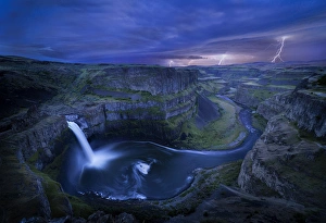 Images Dated 4th May 2016: USA. Washington State. Palouse Falls at dusk with an approaching lightning storm