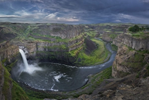 Images Dated 4th May 2016: USA. Washington State. Palouse Falls in the spring, with an approaching storm