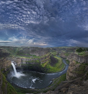 Images Dated 4th May 2016: USA. Washington State. Palouse Falls in the spring, with an approaching storm
