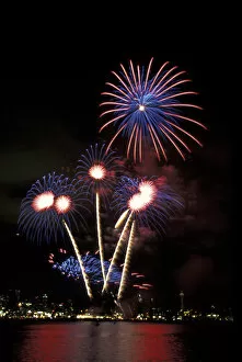Images Dated 22nd March 2005: USA, Washington State, Seattle. Fourth of July Fireworks over Lake Union with Space