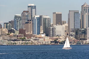 Cityscapes Collection: USA, Washington State, Seattle. Sailboat in Elliott Bay