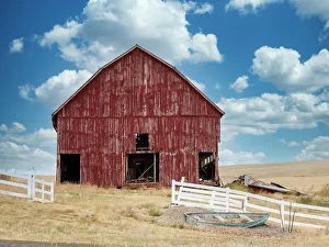 Lincoln County Prints: USA, Washington State, Wilbur, Lincoln County. Old red barn