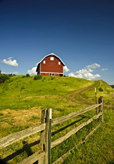 USA, Washington, Walla Walla. A barn stands