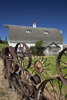 Images Dated 10th June 2009: USA, Washington, Whitman County, Uniontown, The Palouse, Wheel fence and barn (Dahman