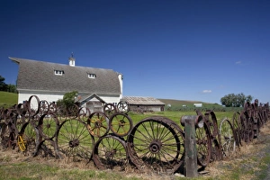 Images Dated 10th June 2009: USA, Washington, Whitman County, Uniontown, The Palouse, Wheel fence and barn (Dahman