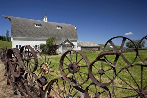 Images Dated 10th June 2009: USA, Washington, Whitman County, Uniontown, The Palouse, Wheel fence and barn (Dahman