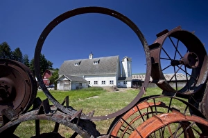 Images Dated 10th June 2009: USA, Washington, Whitman County, Uniontown, The Palouse, Wheel fence and barn (Dahman