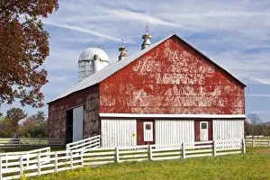 Images Dated 11th October 2009: USA, West Virginia, Arbovale. Monongahela National Forest, old barn, autumn