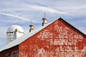 USA, West Virginia, Arbovale. Monongahela National Forest, old barn, autumn