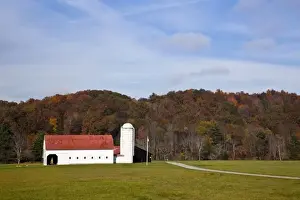 Images Dated 11th October 2009: USA, West Virginia, Arbovale. Monongahela National Forest, old barn, autumn