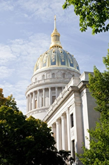 Images Dated 12th October 2009: USA, West Virginia, Charleston. West Virginia State Capitol, exterior