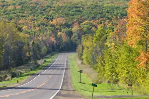 Images Dated 8th October 2005: USA-WISCONSIN-Redcliff: Lake Superior Shore- Highway 13 / Autumn