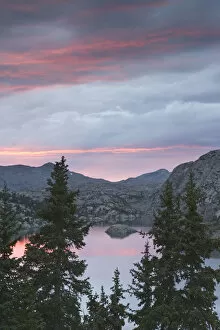 Images Dated 1st August 2007: USA, Wyoming, Bridger National Forest, Bridger Wilderness. Sunset over Island Lake