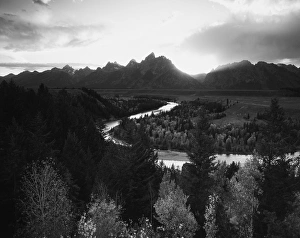 Images Dated 11th February 2013: USA, Wyoming, Grand Teton National Park, Snake River with Grand Teton range at sunset