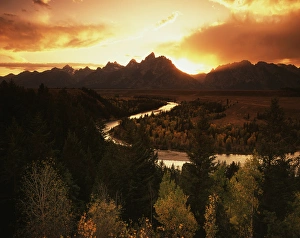Images Dated 11th February 2013: USA, Wyoming, Grand Teton National Park, Snake River with Grand Teton range at sunset