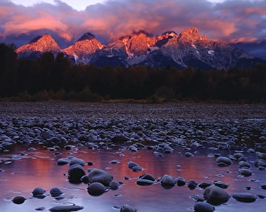 Images Dated 14th October 2017: USA; Wyoming; Grand Teton National Park. Grand Tetons and the Snake River at sunrise