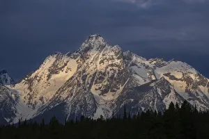 Images Dated 29th June 2021: USA, Wyoming, Grand Teton National Park. Sunrise on Grand Teton Range