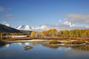 Images Dated 7th October 2009: USA, Wyoming, Grand Teton National Park, Teton Range and Mount Moran with Snake River