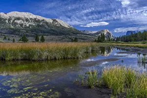 Images Dated 14th June 2021: USA, Wyoming. White Rock Mountain and Squaretop Peak above Green River wetland