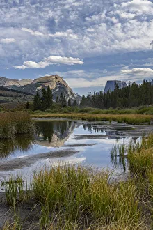 Images Dated 5th July 2021: USA, Wyoming. White Rock Mountain and Squaretop Peak above Green River wetland