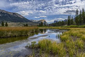 Images Dated 14th June 2021: USA, Wyoming. White Rock Mountain and Squaretop Peak above Green River wetland