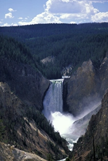 Images Dated 7th March 2005: USA, Wyoming, Yellowstone National Park. Yellowstone Falls