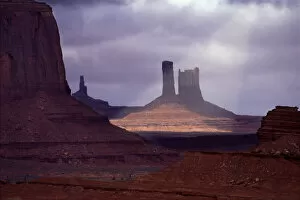 Images Dated 3rd November 2004: Utah Monument Valley with ray of light