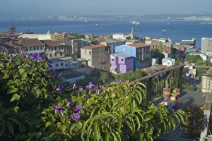 Images Dated 25th November 2010: Valparaiso, Chile with harbor