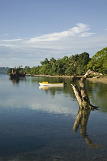 Images Dated 7th October 2007: Vanuatu, Espiritu Santo Island, Luganville. Morning in the Port by La Roseraie Village