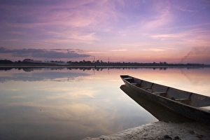 Images Dated 3rd December 2006: Vientiane, Laos. The capital city of Laos. Fishermen often come out along the river