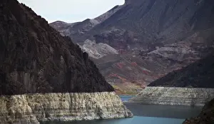 Images Dated 2nd June 2009: The view of both Arizoniz and Nevada and the Colorado River from the Hoover Dam Bridge