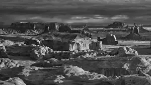 Images Dated 27th February 2008: View from atop Hunts Mesa in Monument Valley Tribal Park of the Navajo Nation, AZ