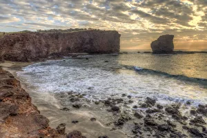 Images Dated 17th January 2015: View from beach at Manele Bay of Puu Pehe (Sweetheart Rock) at sunrise