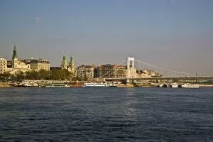Images Dated 11th April 2007: A view of Bridge in Budapest Hungary on the Danube River