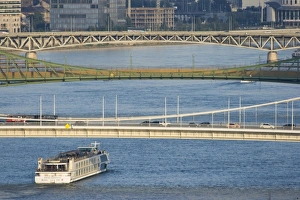 Images Dated 29th June 2007: View of the Erzsbet Hid (Elizabeth Bridge), Szabadsag Hid (Liberty Bridge), and Petofi Hid